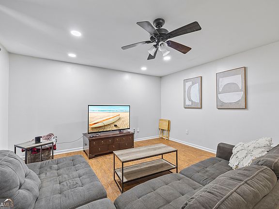 5th image of 527 University Cir