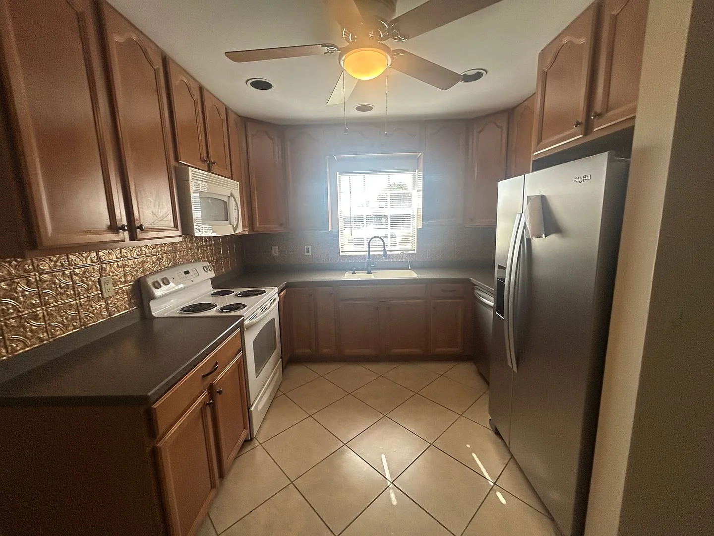 Freshly painted interior coming soon ! 3 bedroom 2 bathroom single family home — Photo 2