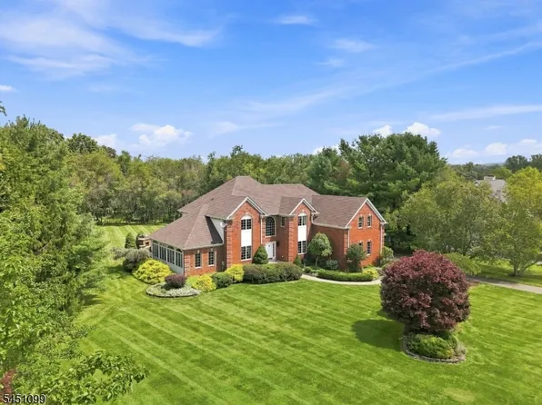22 Ascot Dr, Washington Twp., NJ 07853