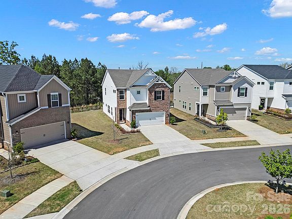 3rd image of 652 Citriadora St