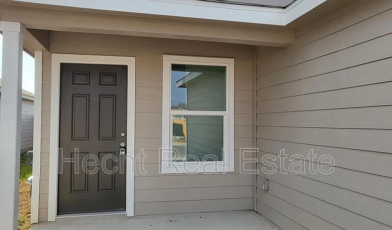 9137 Navarro Vis — Photo 2