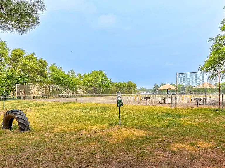 Country Knoll Apartments — Photo 17