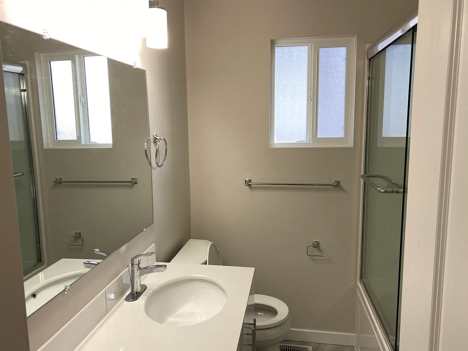 124 King Edward Ave E — Photo 3