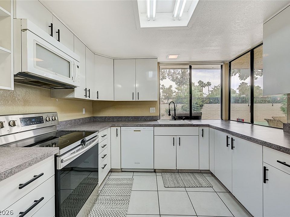 1st image of 2471 Palmera Dr