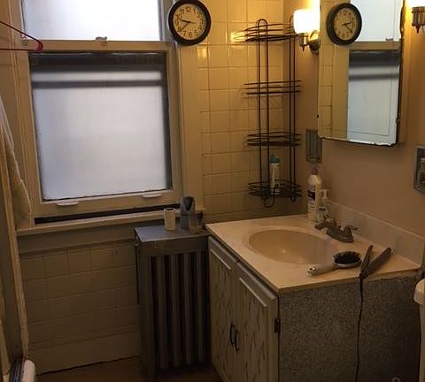 1236 W. Roscoe #2 Bath