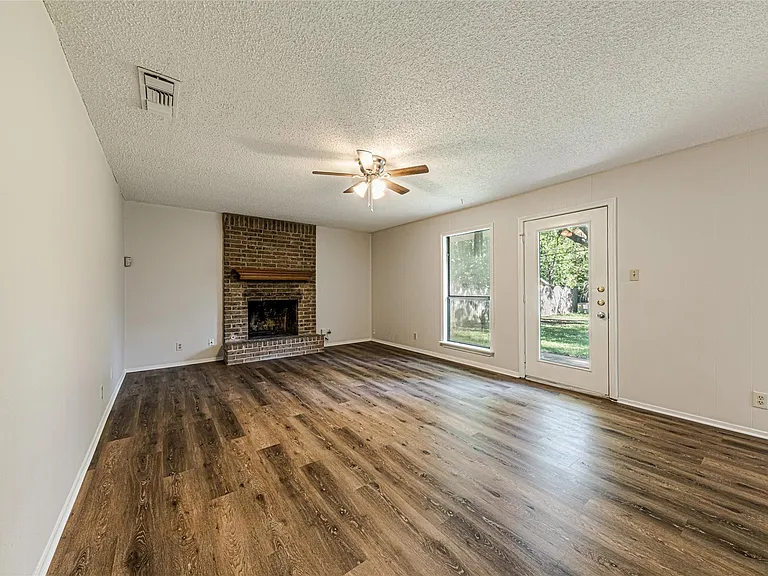 7000 Whispering Oaks Dr — Photo 4