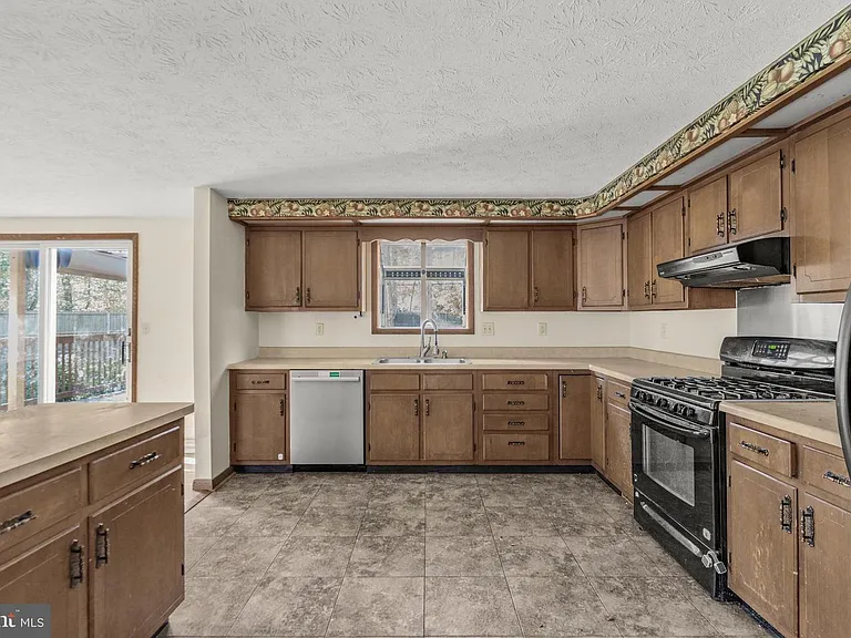 22397 Armstrong Dr — Photo 26