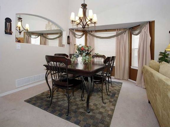 Frml Dining w/ Bay Window