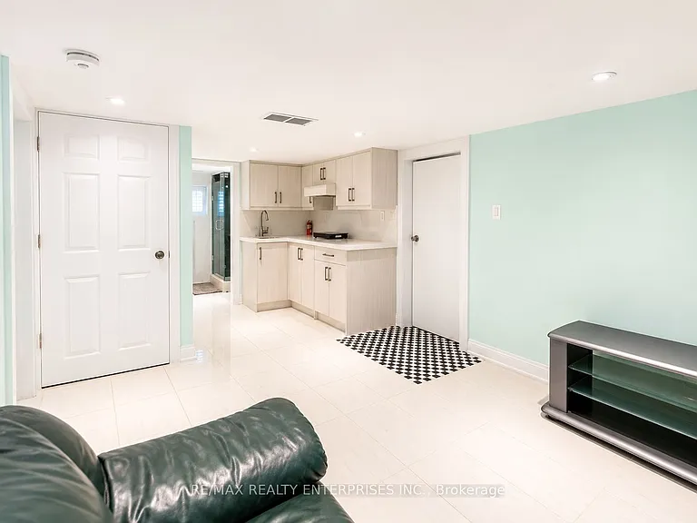 1078 Sawyer Ave — Photo 2