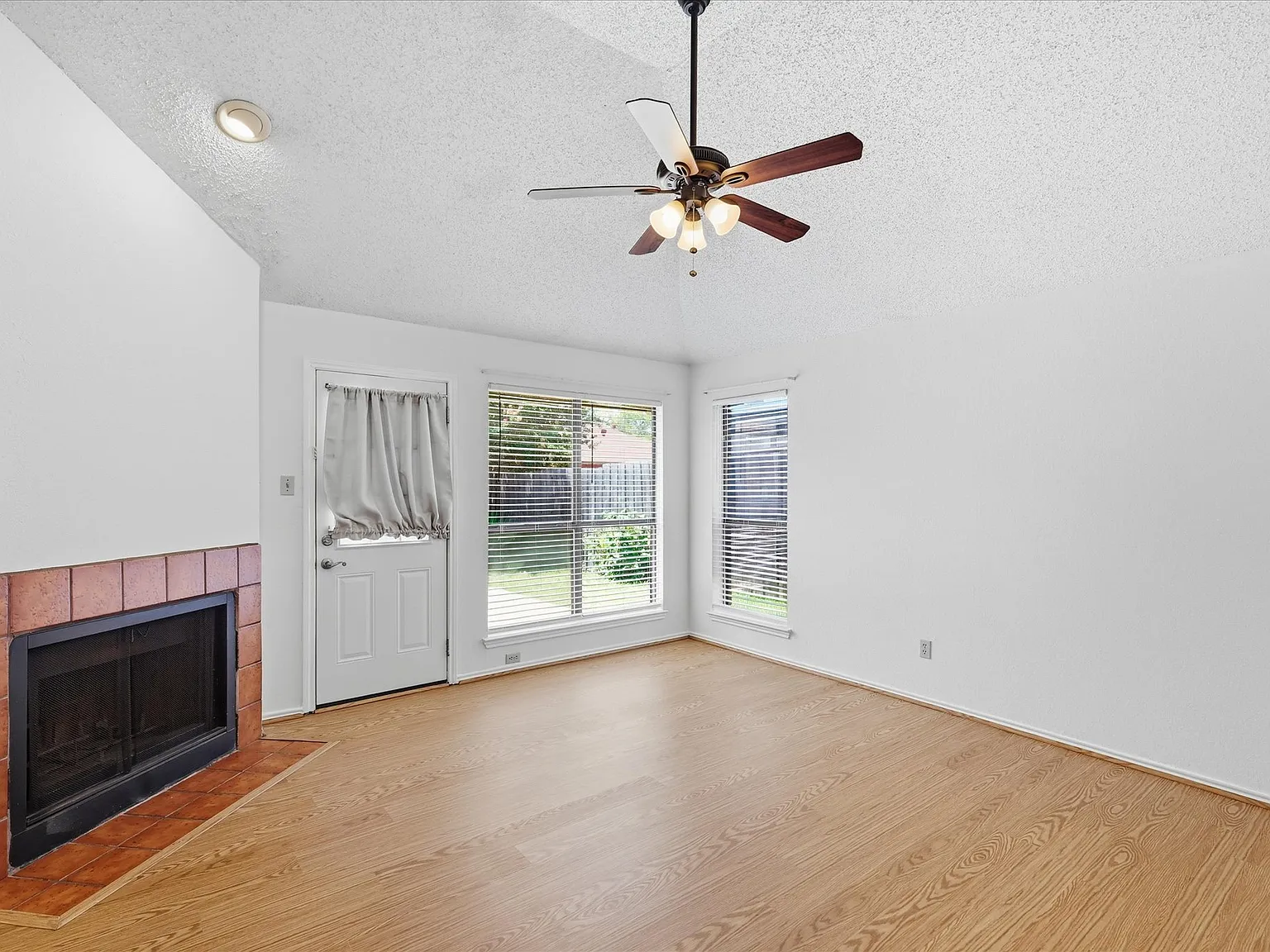3 bed, 1190 sqft, $2,200 — Photo 3