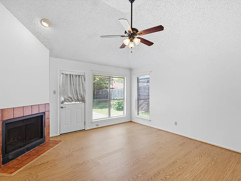 559 Lee Dr — Photo 3