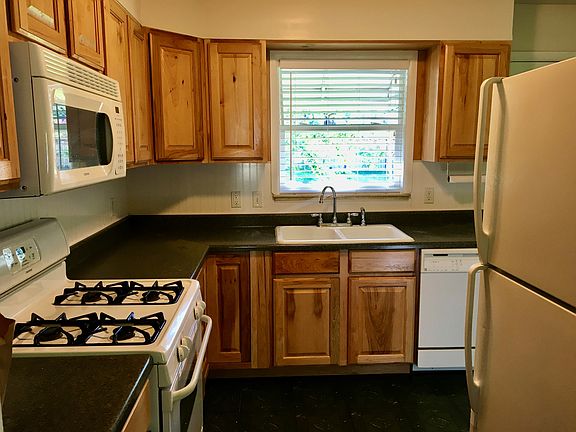 Gas range, lots of counterspace