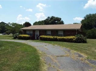 1901 Crandon Dr, Charlotte, NC 28216