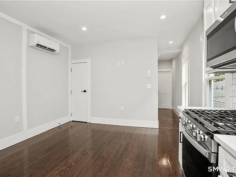 174 Coram Ave #2B — Photo 4