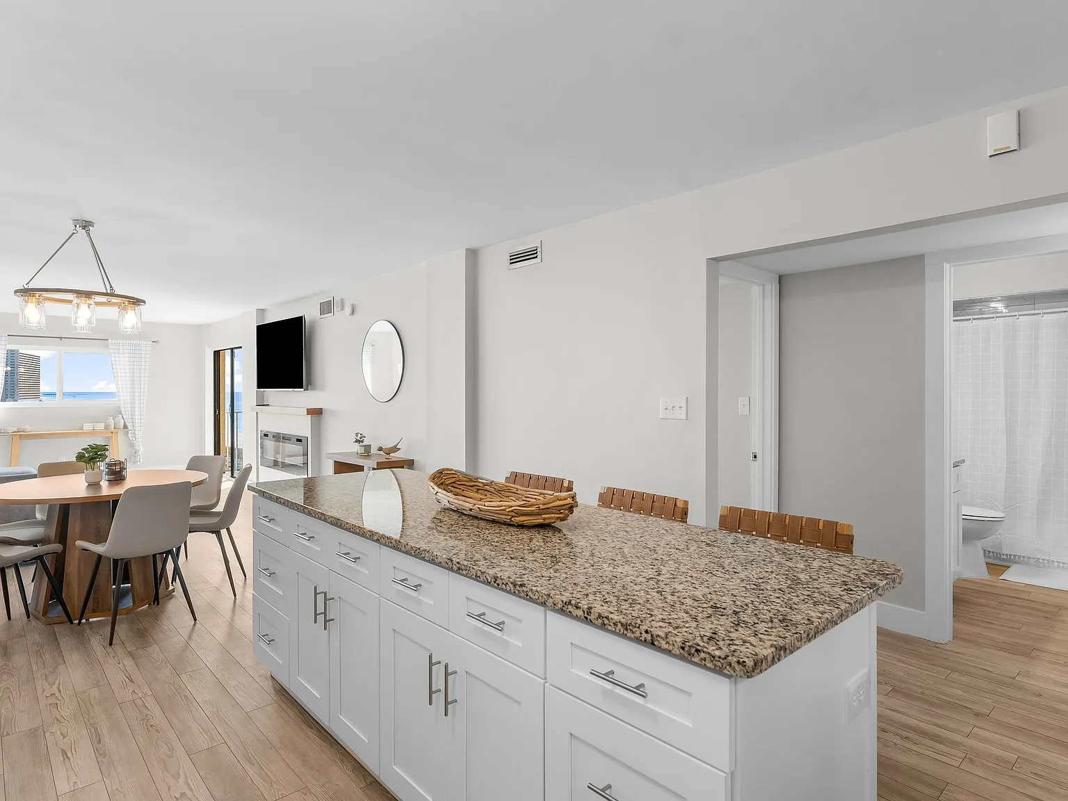 3 bed, 1352 sqft, $3,200 — Photo 3