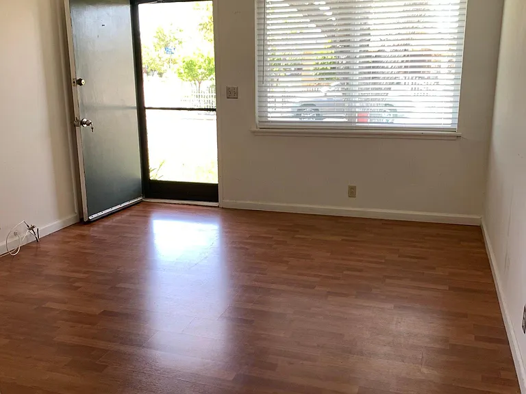 490 Doma Dr — Photo 2
