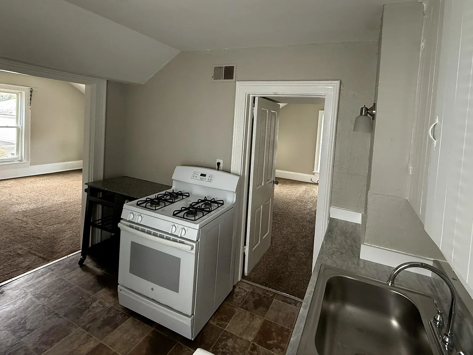 141 E Walnut St — Photo 3