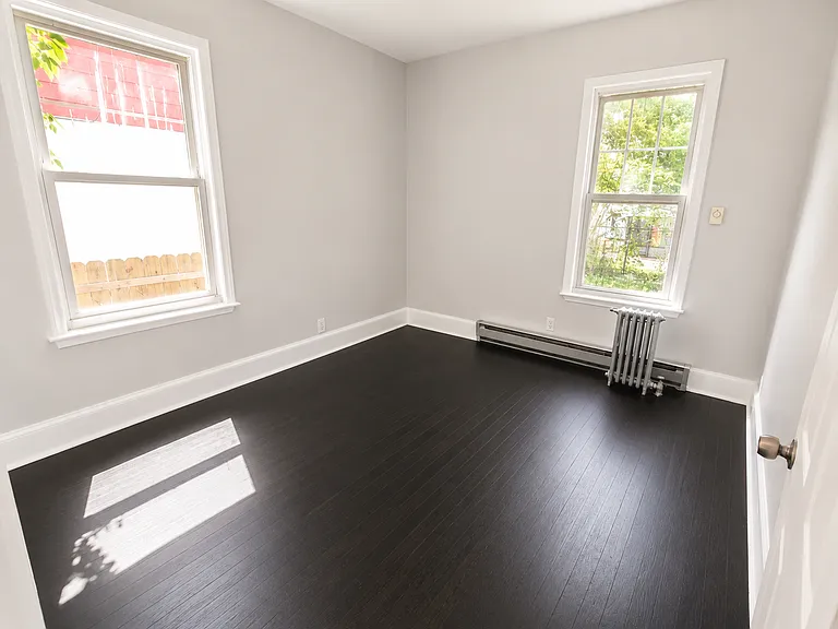 381 Leslie St #1R — Photo 4