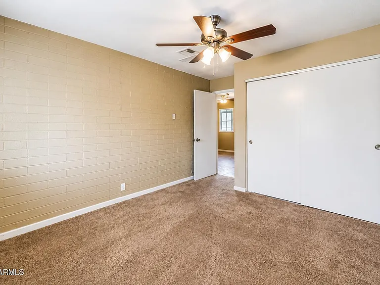 1015 E Marigold Ln — Photo 7