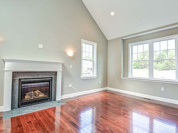 4th image of 8 Dogwood Dr
