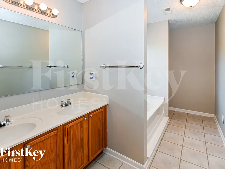 8121 Chatham Oaks Dr — Photo 13