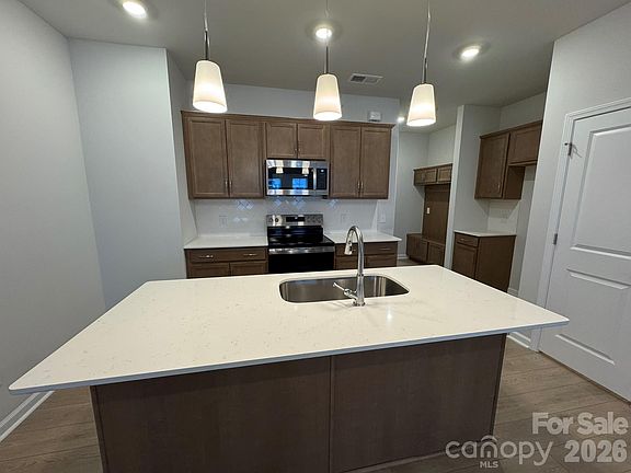 4th image of 4632 Lakeview Rd #6