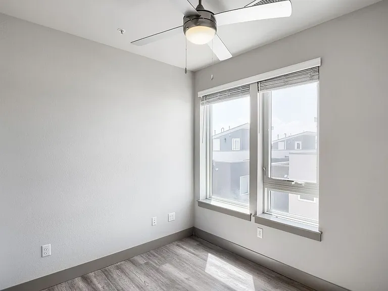 4923 King St — Photo 76