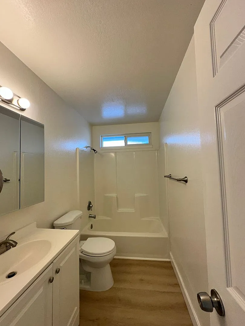 590 Stoney Ct — Photo 3