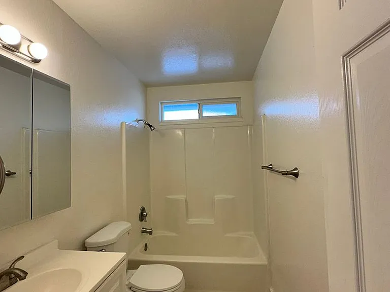 590 Stoney Ct — Photo 3