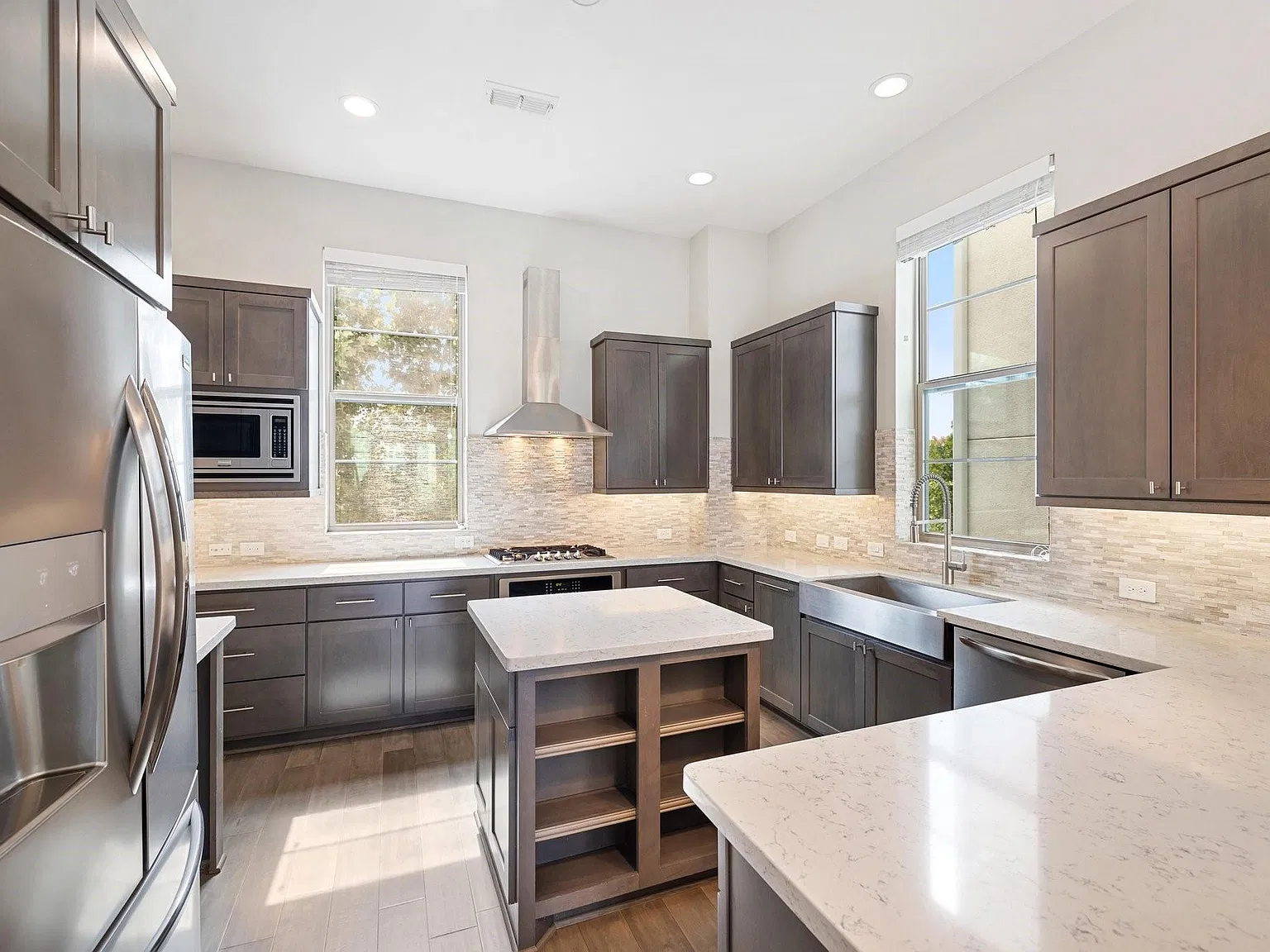 3 bed, 3.5 bath, 2106 sqft, $3,400 — Photo 3