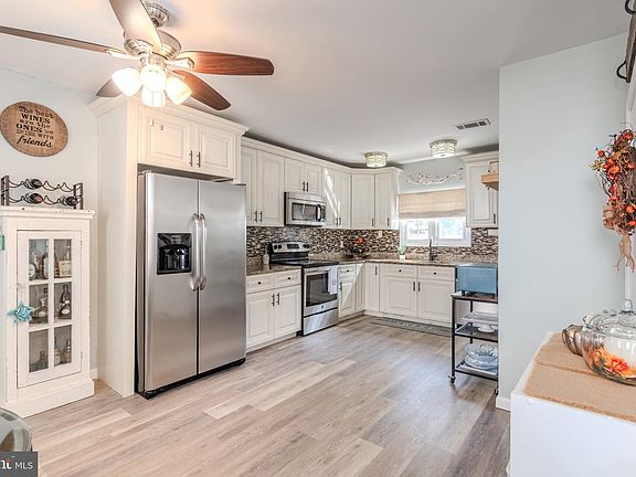 2nd image of 613 Charles Ave