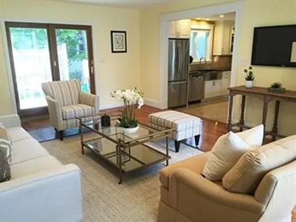 4 bed, 2.0 bath, 2038 sqft, $6,500 — Photo 2