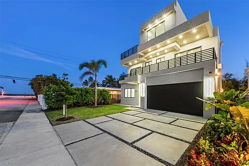 3320 NE 17th St Photo 1