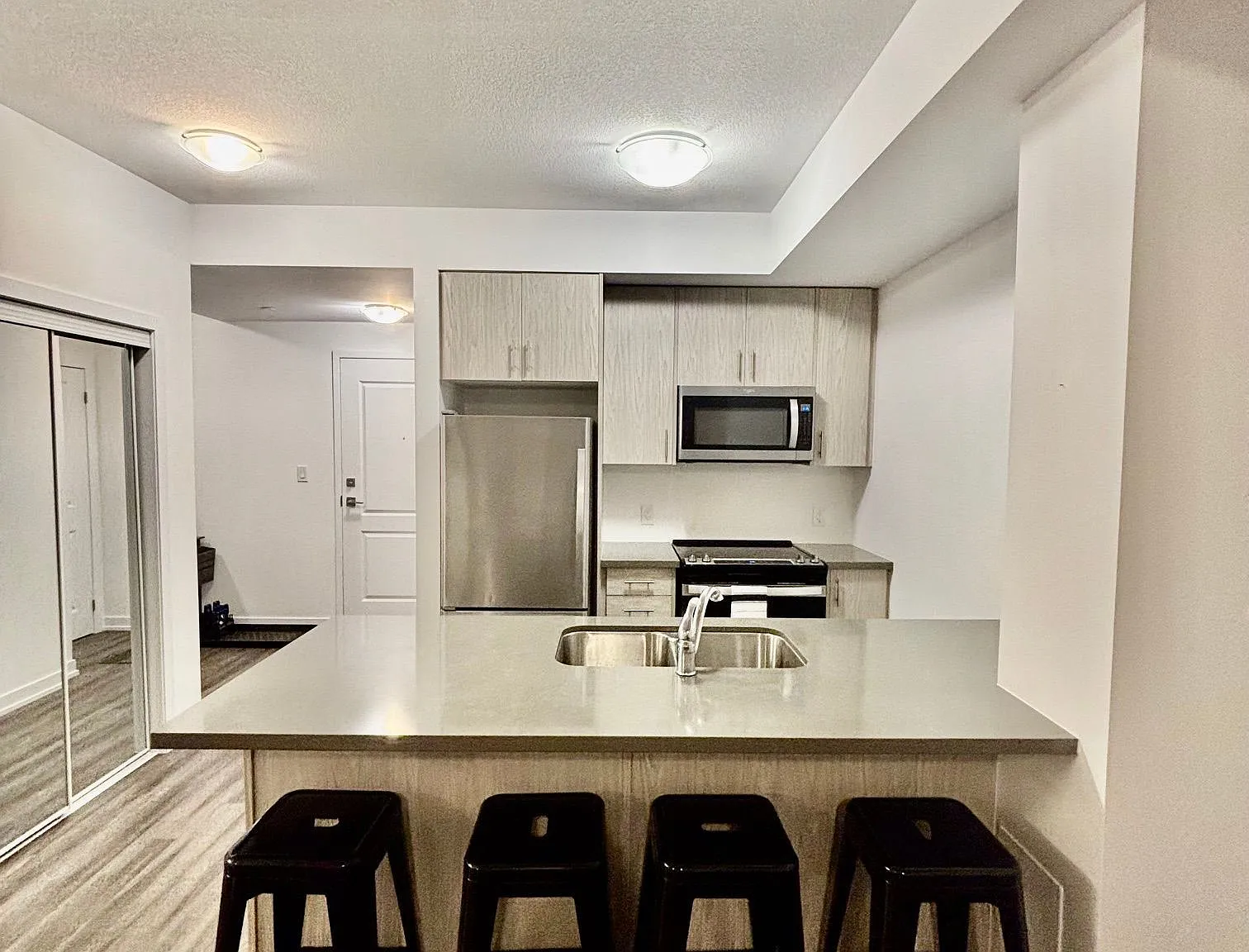 Trend Condos — Photo 3
