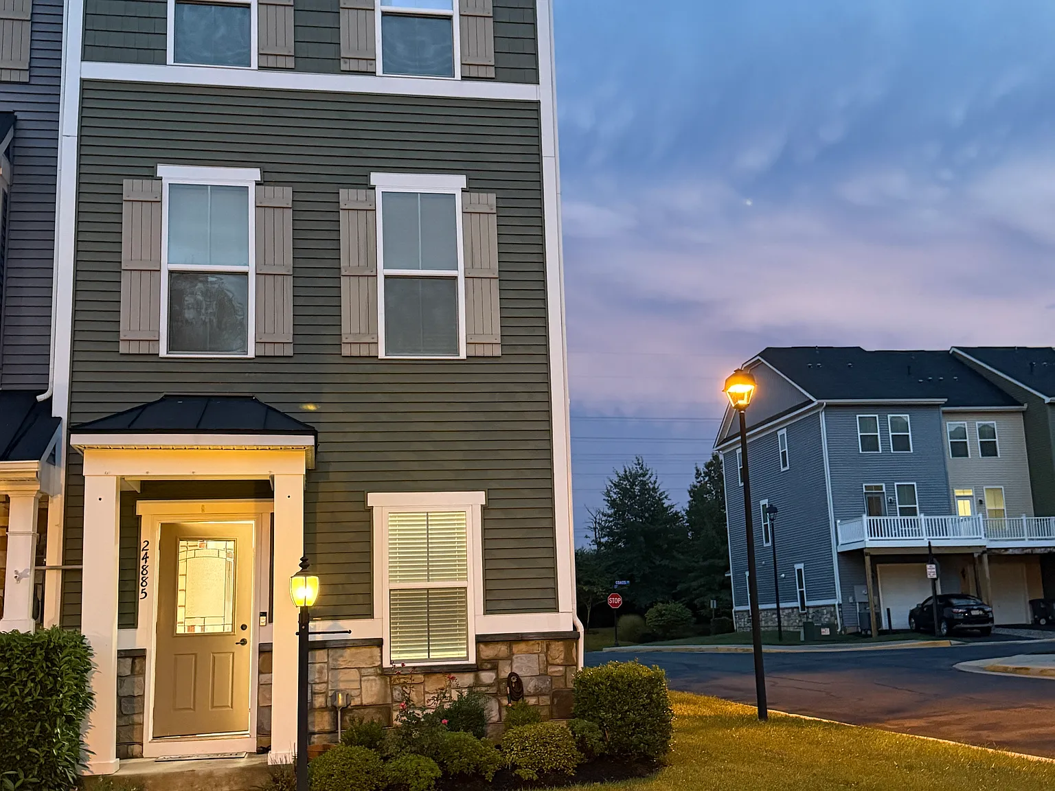 2 bed, 2.5 bath, 1592 sqft, $3,000 — Photo 2