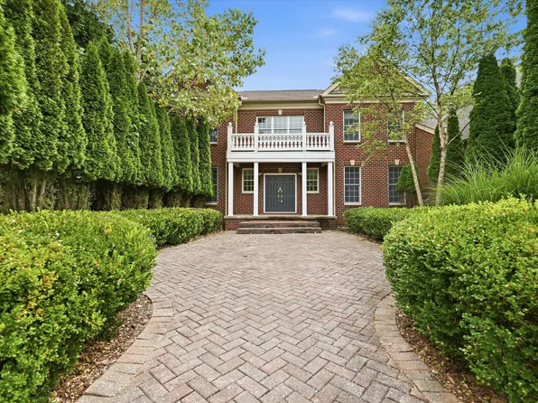 2086 Autumn Hill Dr, Ann Arbor, MI 48103