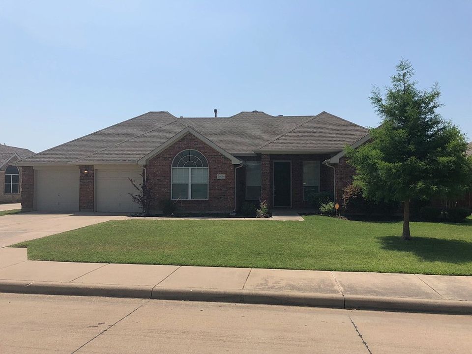 1st image of 305 Castle Hill Dr