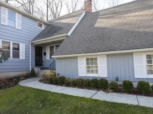 2 Cliffmount Dr, Bloomfield, CT 06002