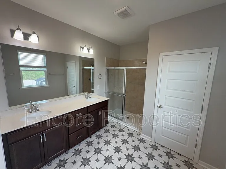 7704 Chestnut Creek Ct — Photo 13