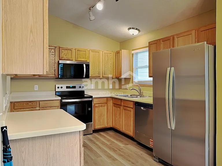 949 Rowland Ave — Photo 4