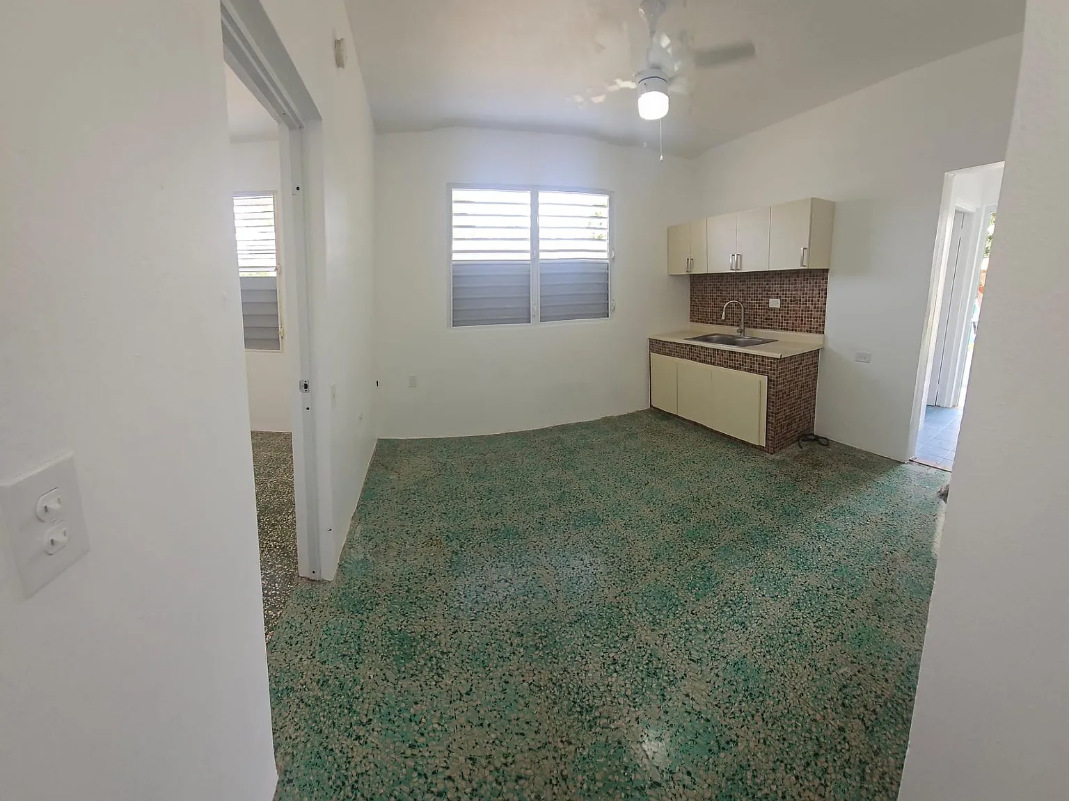 1 bed, 1.0 bath, 300 sqft, $850 — Photo 3