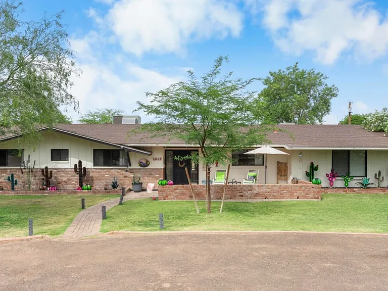7026 E Sunnyside Dr — Photo 2