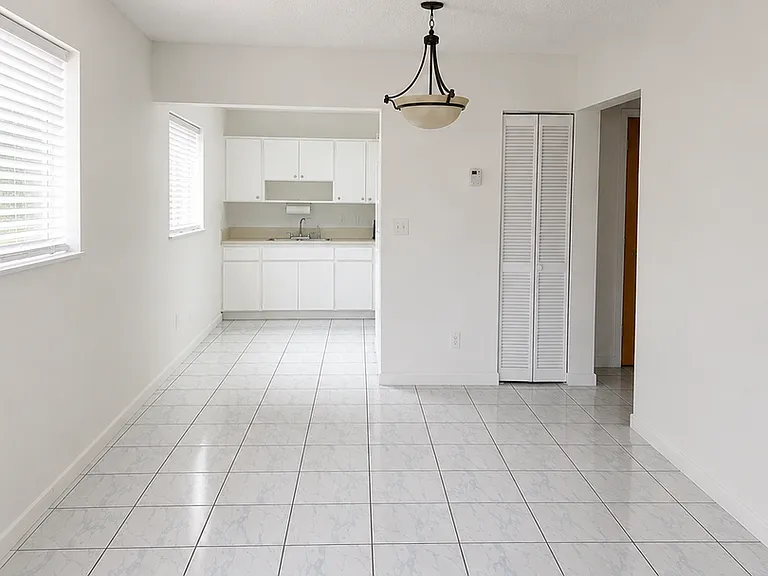 Westland Manor — Photo 15