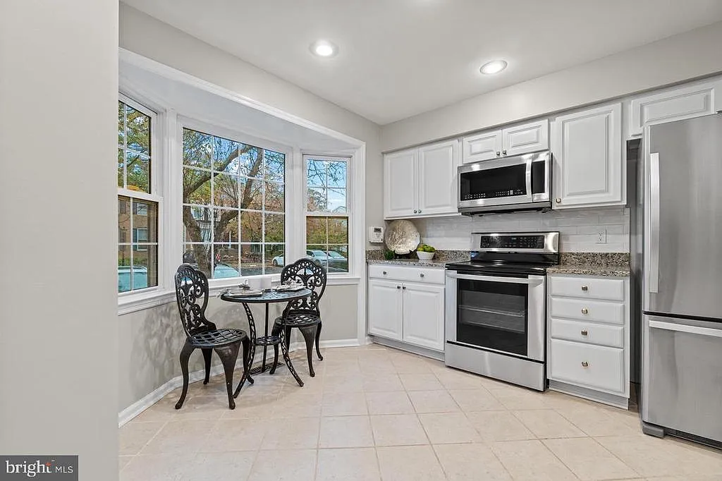 3 bed, 3.5 bath, 1372 sqft, $3,400 — Photo 3