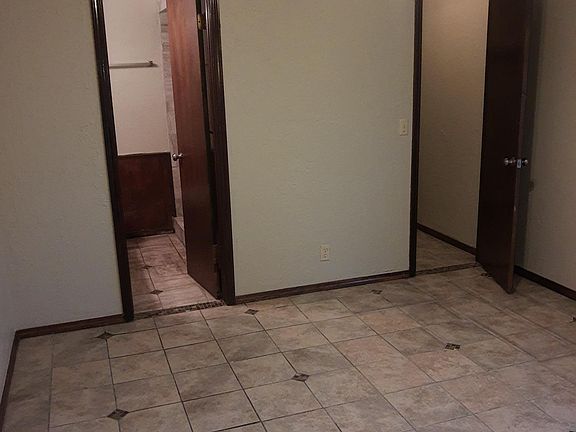 4th image of 803 N Eagle Ln