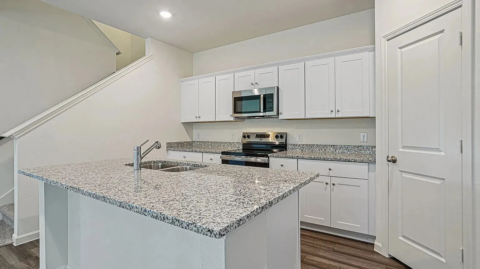 5 bed, 2776 sqft, $4,109 — Photo 3