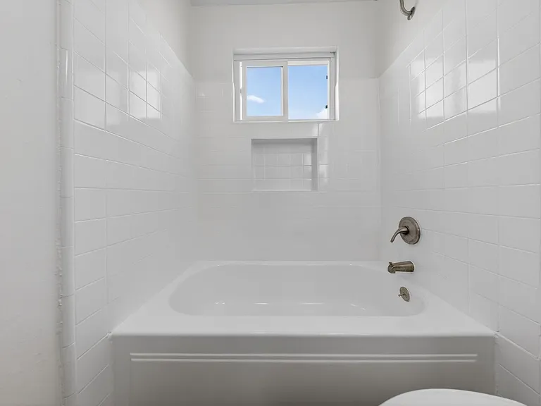 5715 Vineland Ave — Photo 28