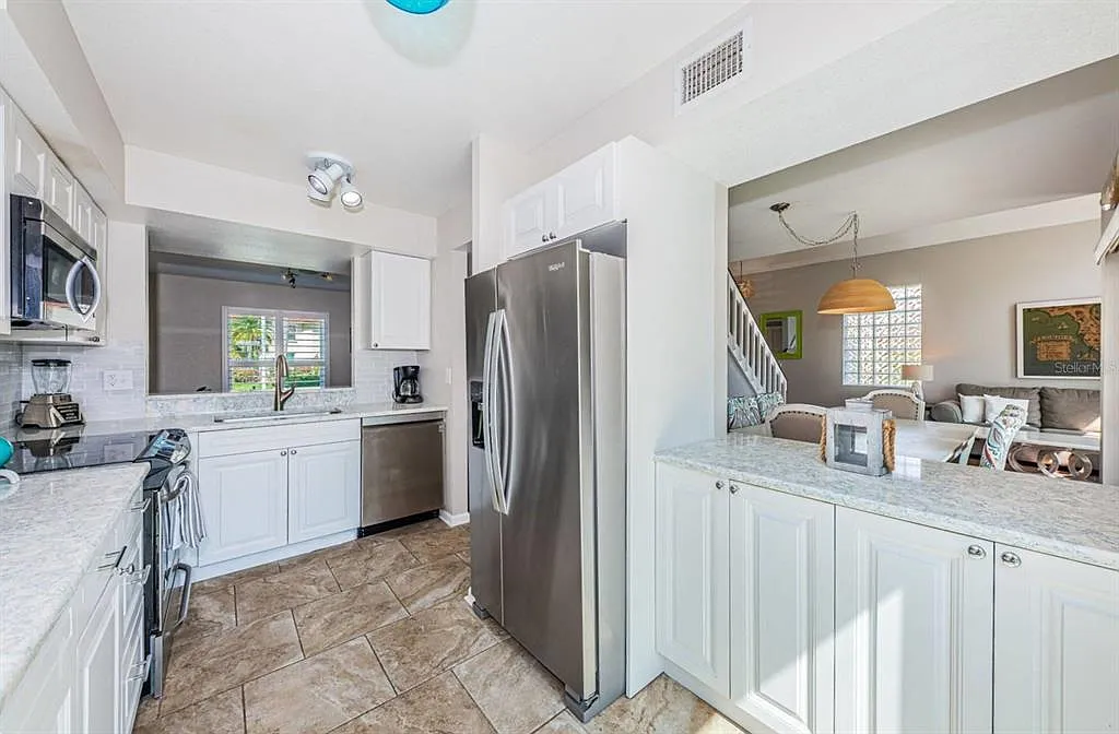 3 bed, 2.5 bath, 1320 sqft, $3,200 — Photo 2