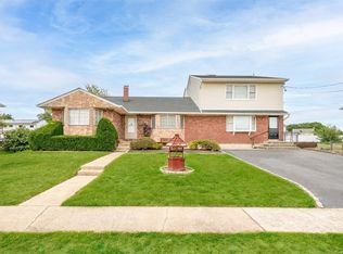 19 Toysome Ln, Deer Park, NY 11729