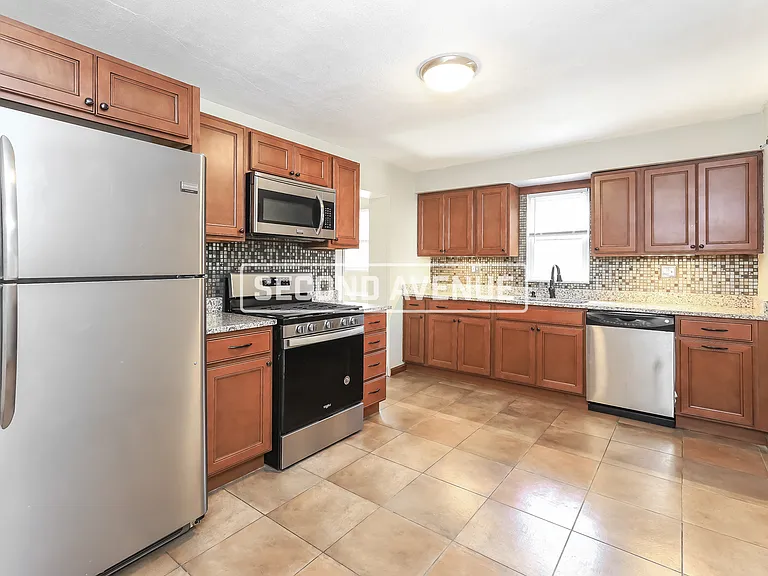 928 Kennedy Dr — Photo 2